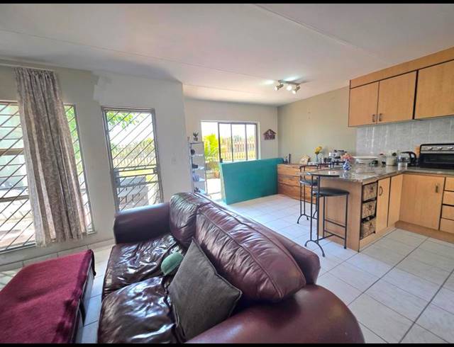 2 BEDROOM DUPLEX FOR SALE IN FREEWAY PARK